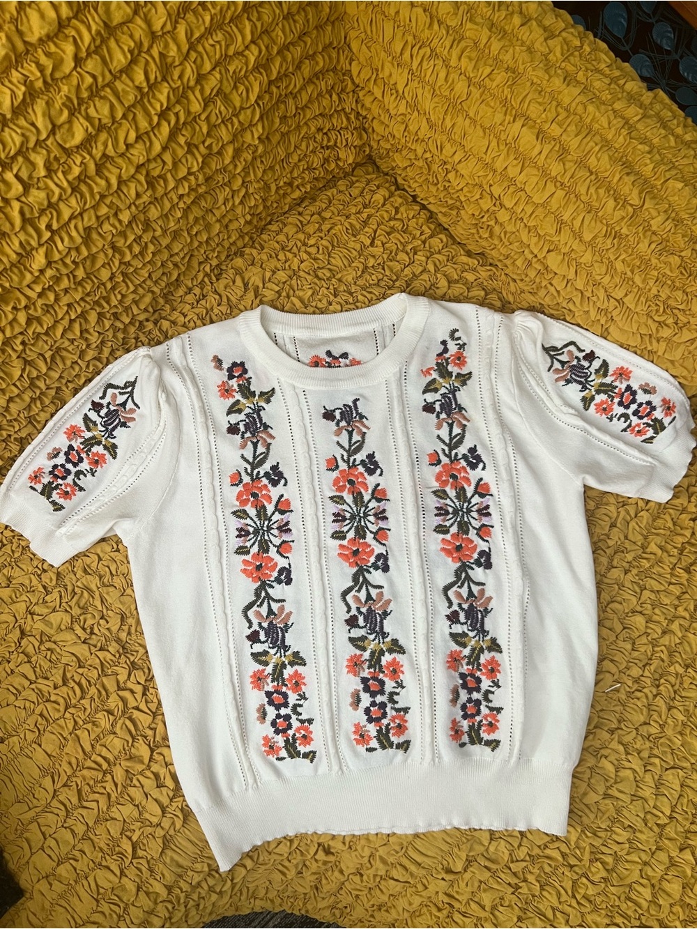 Boutique White Floral Embroidered Short Sleeve Knit Top